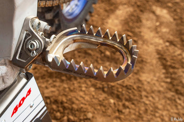 Yamaha Ténéré 700 Rally [SCAR] - self-cleaning titanium footrests