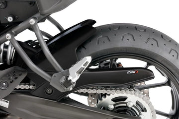 TRIUMPH BONNEVILLE T 120 BLACK [2025] - Rear wheel cover | Carbon look | PUIG 7048C