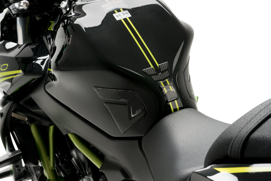 KAWASAKI Z 650 [2025] – Protection de réservoir spécifique – Look carbone