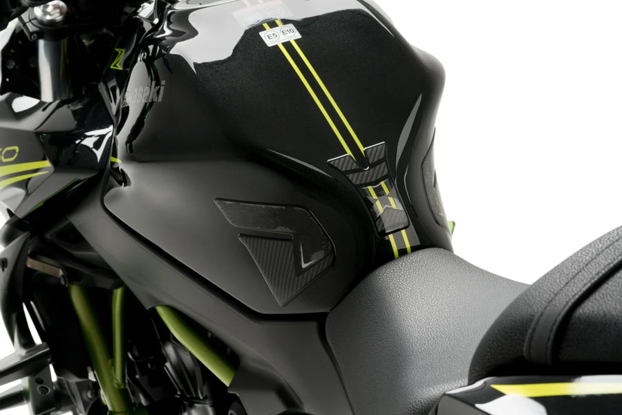 KAWASAKI Z 650 [2025] – Protection de réservoir spécifique – Look carbone