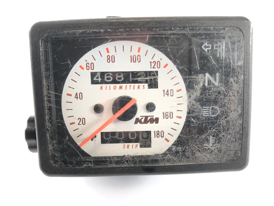 KTM 640 LC4 Prestige [2003] - Vitre du compteur de vitesse et du compteur kilométrique rayée