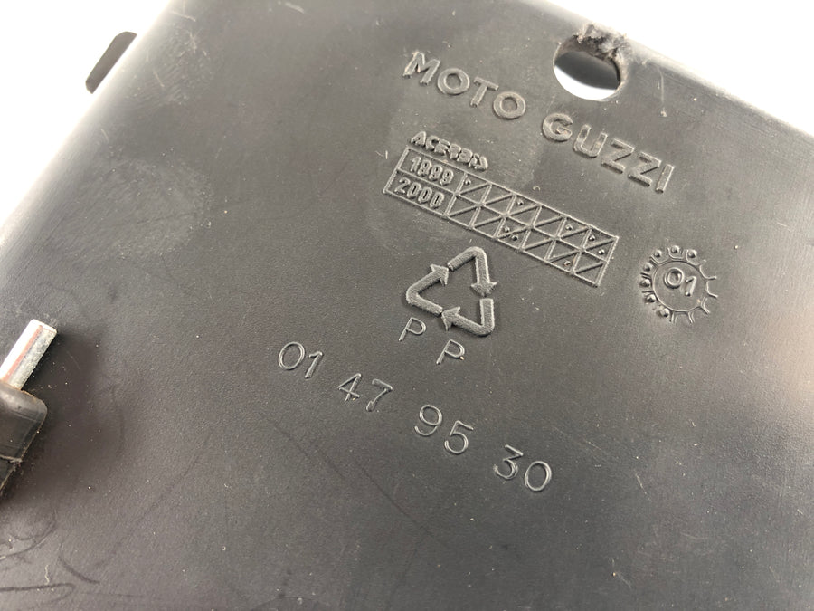 Moto Guzzi V11 [2001] - Compartiment de rangement dans le compartiment à outils arrière