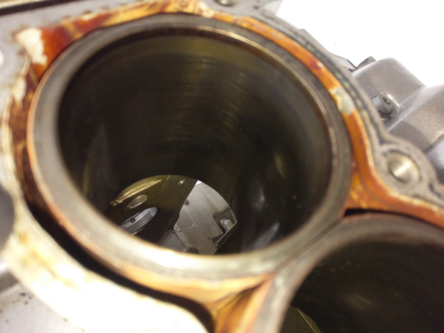 Triumph Sprint 955i RS T695 [2000] - Engine housing empty housing with piston
