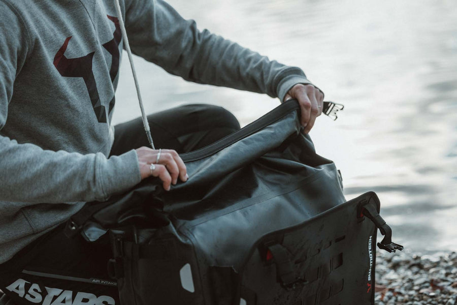 [SW-MOTECH] - SysBag WP L with adapter plate on the left – Figure 7