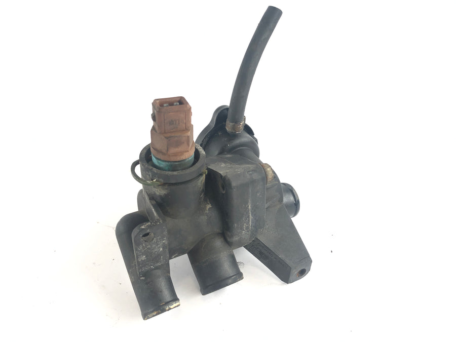 Triumph Tiger 955i 709EN [2001] - Thermostat de liquide de refroidissement Goulotte de remplissage de liquide de refroidissement