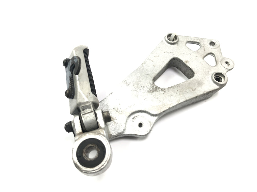 Suzuki GSX R 1100 GU74C [1987] - Pillion footrest with bracket on the right