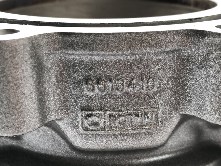 Aprilia RST 1000 Futura [2002] - cylinder with pistons at the front