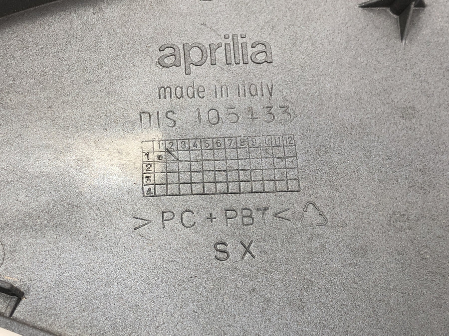 Aprilia RST 1000 Futura [2002] - revêtement latéral sur le côté droit du panneau du siège
