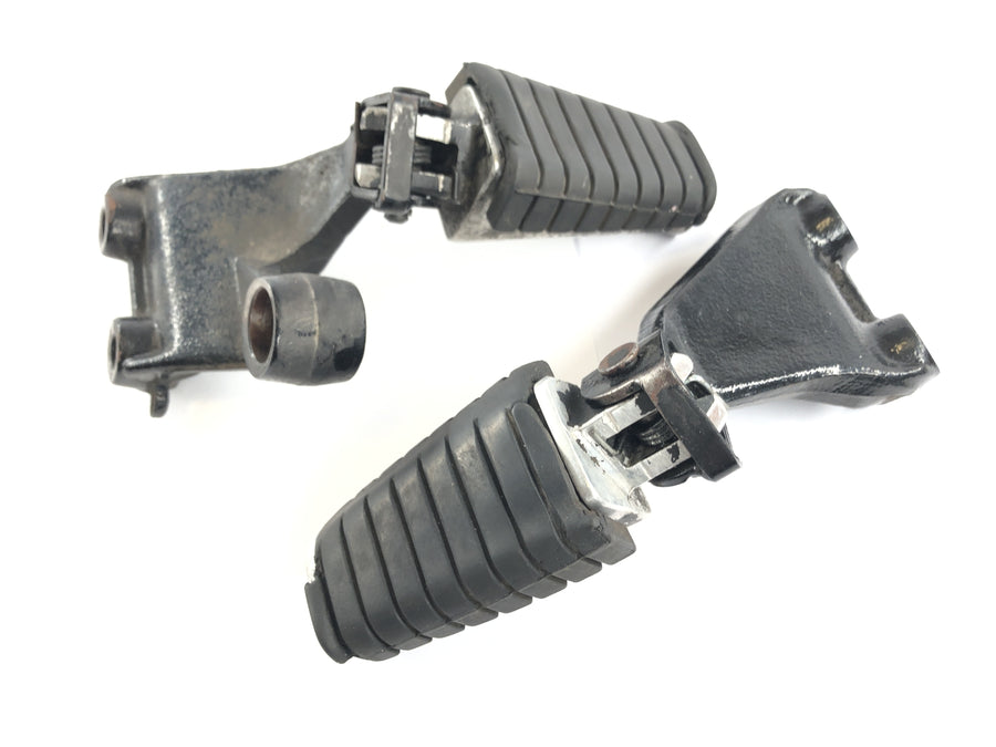 Yamaha V Max 1200 2we [1996] - driver's footrests with holder to the left and right footrest