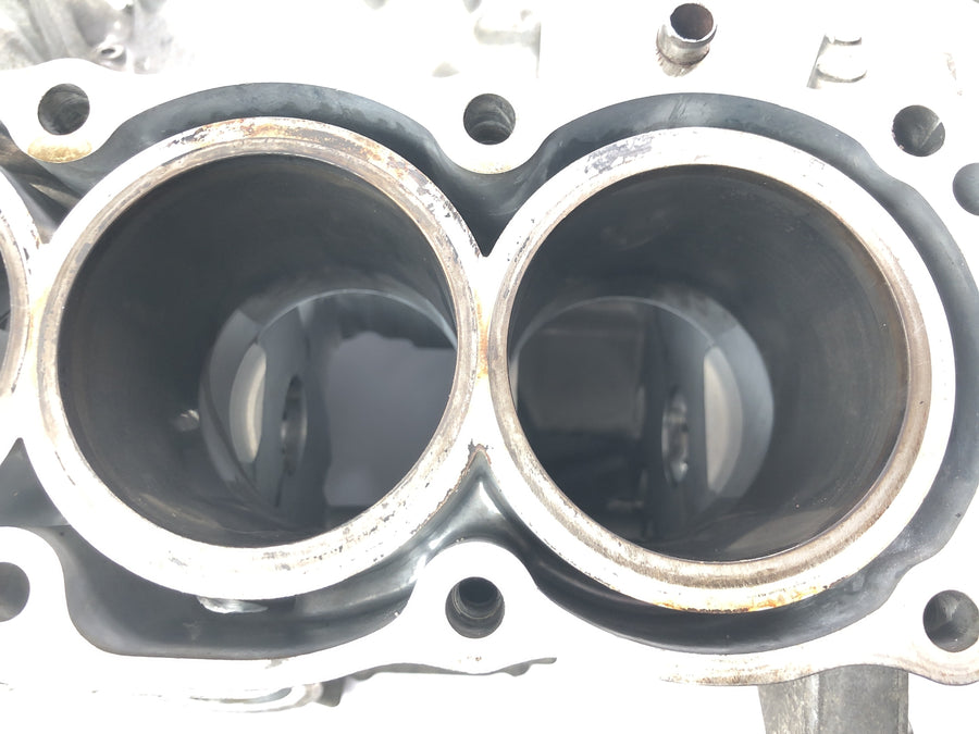 Honda CBR 900 RR Fireblade SC33 [2000] - Carter moteur avec pistons