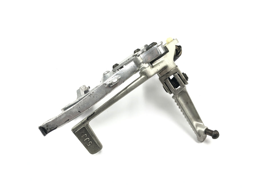 Yamaha YZF R1 RN04 [2001] - Footrest system, driver's footrest on the right with brake pedal