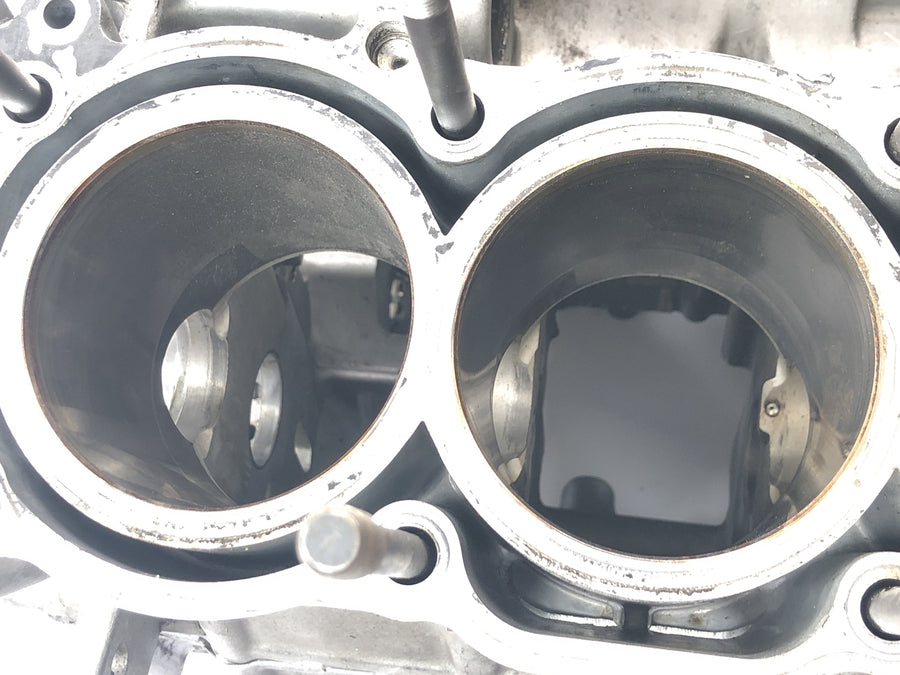 Yamaha YZF R1 RN04 [2001] - Engine block engine housing crankcase without pistons