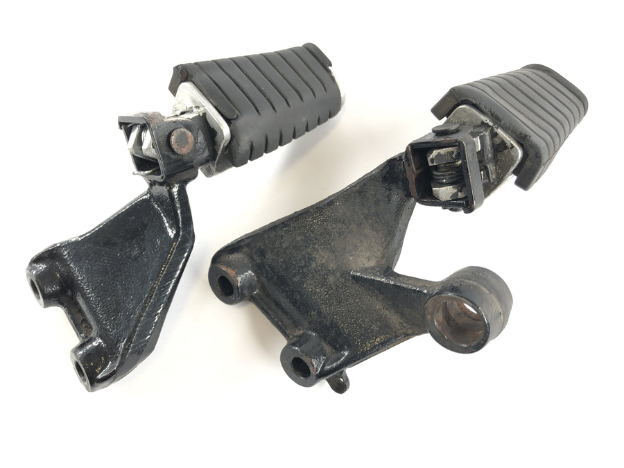 Yamaha V Max 1200 2we [1996] - driver's footrests with holder to the left and right footrest