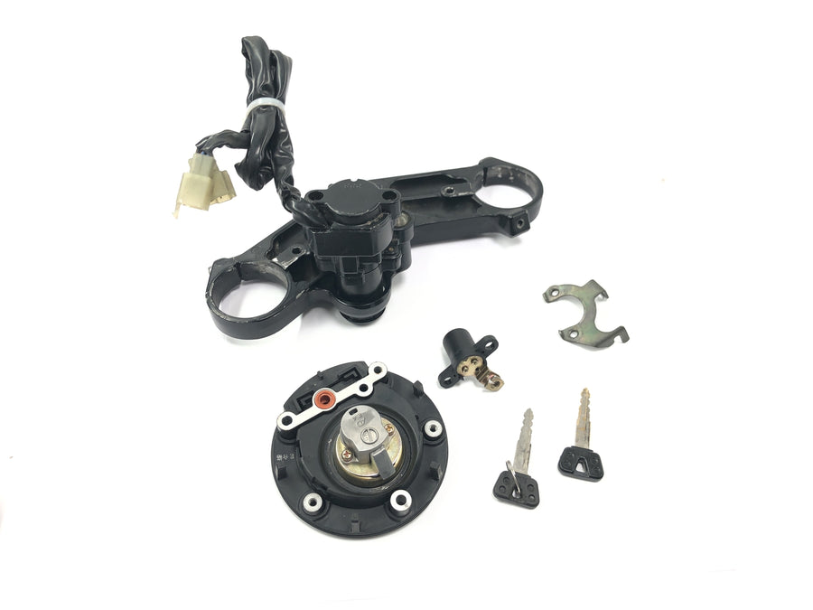 Yamaha YZF R1 RN04 [2001] - Lock set with ignition lock, tank cap, steering lock, fork bridge at the top