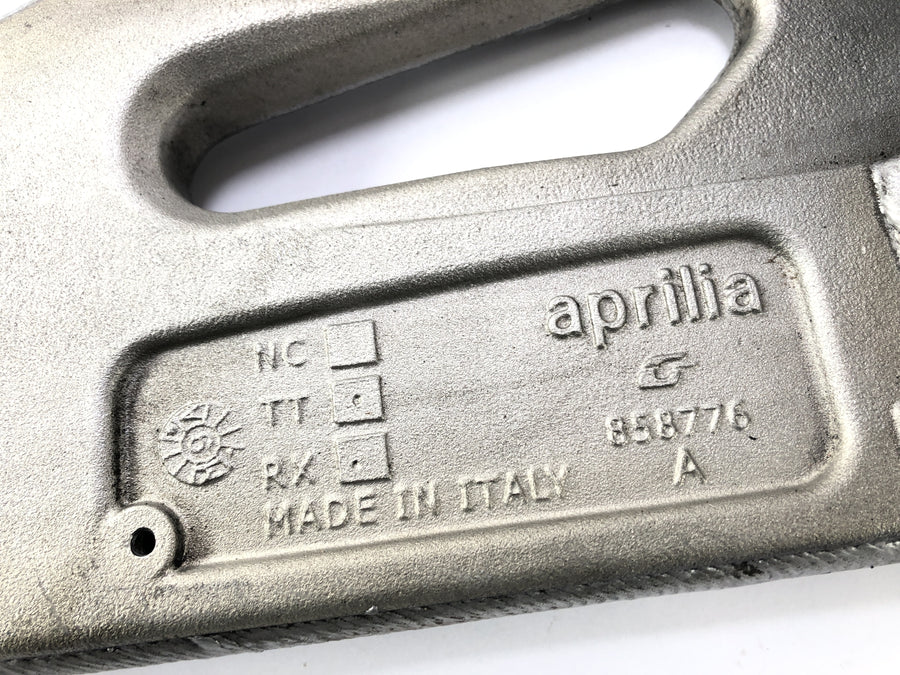 Aprilia RSV4 1000 [2010] - Swingarm rear wheel swing arm assembly stand mount broken