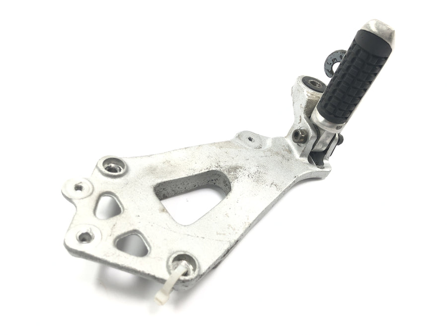 Suzuki GSX R 1100 GU74C [1987] - Pillion footrest with bracket on the right