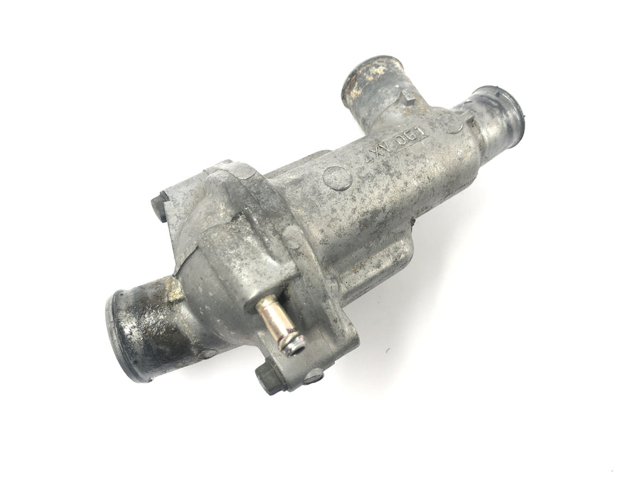 Yamaha YZF R1 RN04 [2001] - Boîtier de thermostat, distributeur de liquide de refroidissement, boîtier de liquide de refroidissement