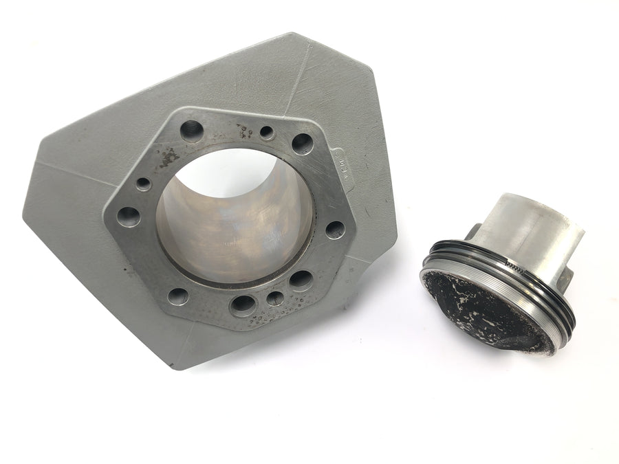 Moto Guzzi V11 Sport [1999] - cylinder with piston on the right