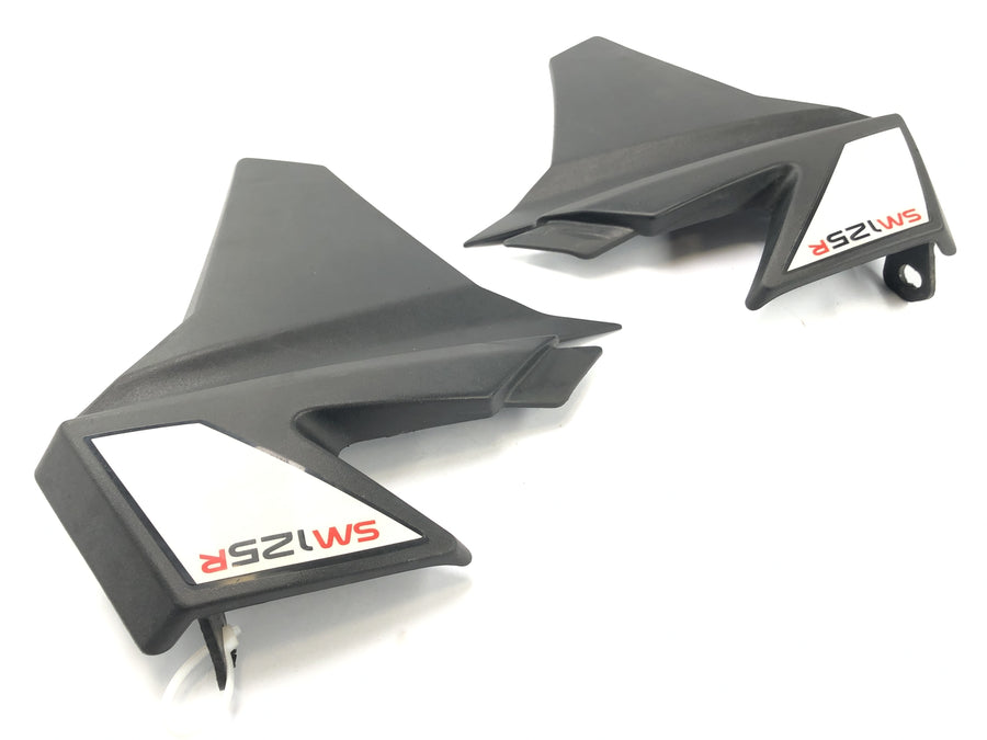 SWM SM 125 R [2018] - Pièces latérales de revêtement plus fraîche revêtue sur le plastique droit gauche