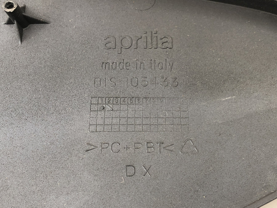 Aprilia RST 1000 Futura [2002] - revêtement latéral sur le côté gauche du panneau latéral du siège
