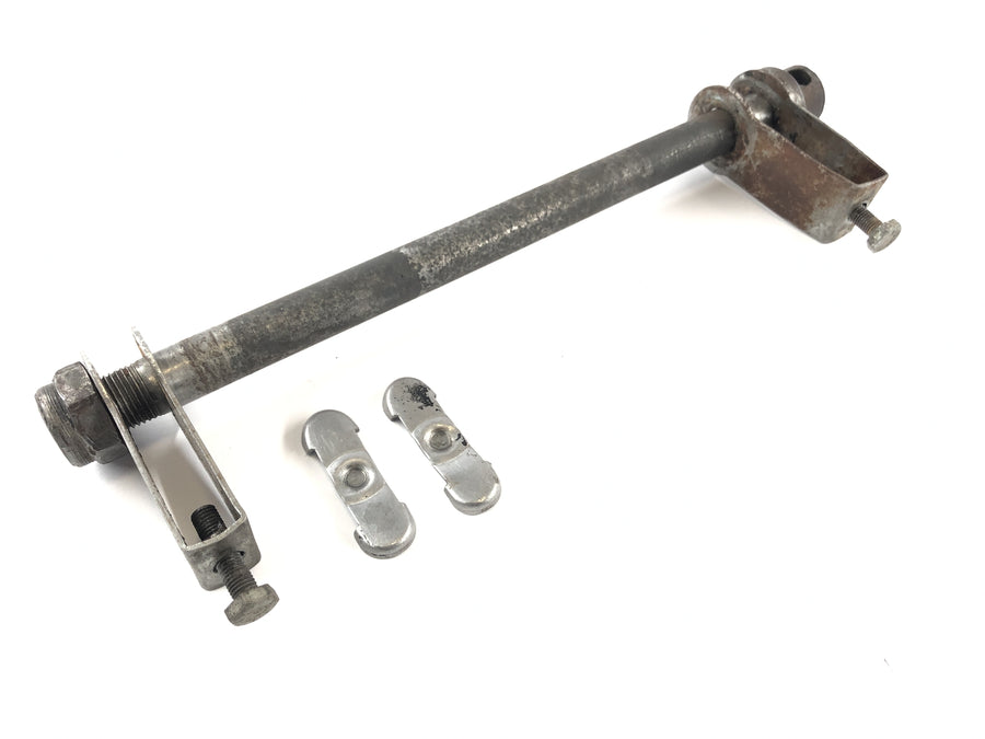 Triumph Bonneville T140V [1976] - rear axle axis with chain tensioner