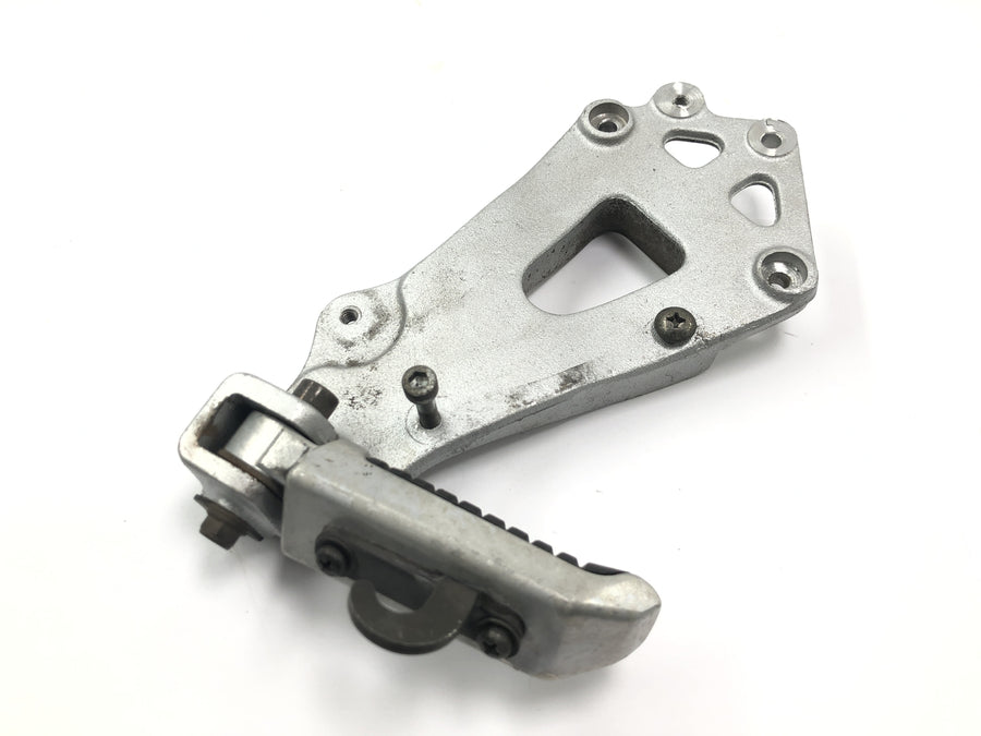 Suzuki GSX R 1100 GU74C [1987] - Pillion footrest with bracket on the left