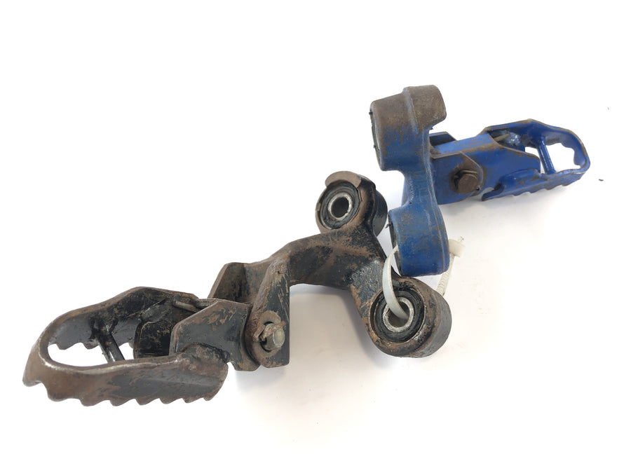 Suzuki DR 350 SK42B [1991] - driver's footrests left and right driver's footrests