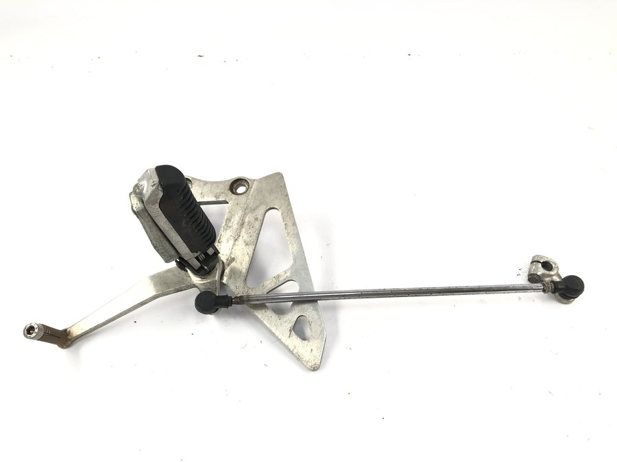 Suzuki GSX R 1100 GV73B [1990] - driver's footrest with switching pedal and rod