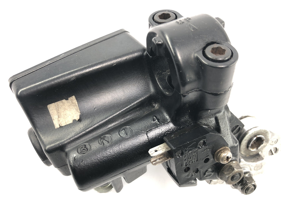 Kawasaki Zephyr 750 ZR750C [1994] - Front brake pump brake cylinder