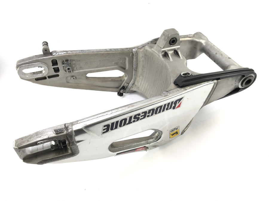 Aprilia RSV4 1000 [2010] - Swingarm rear wheel swing arm assembly stand mount broken