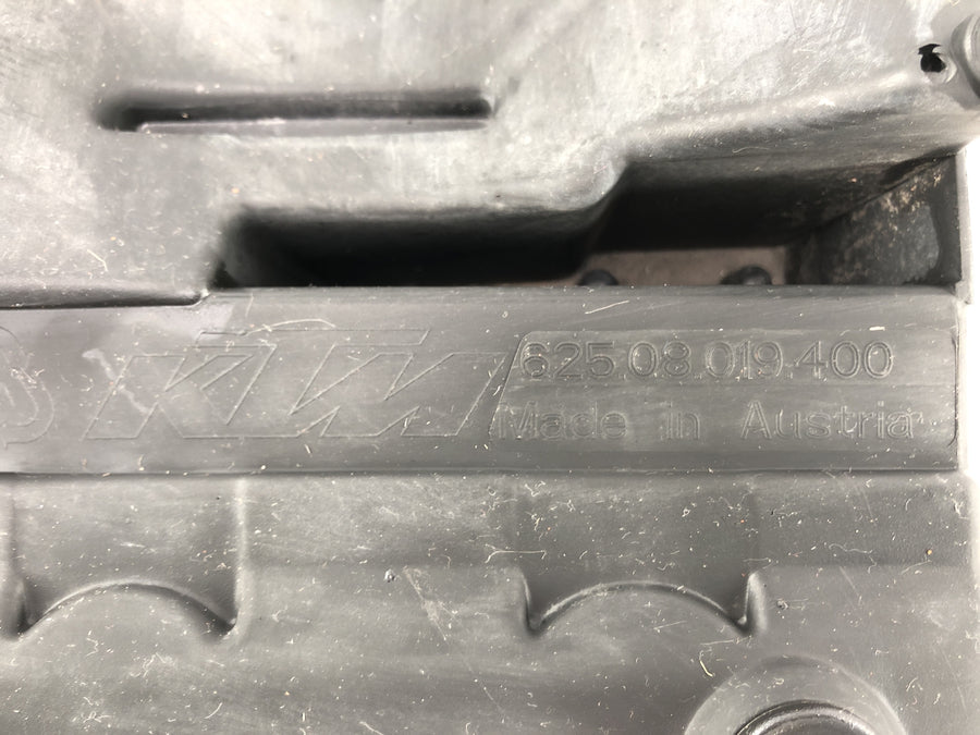 KTM 950 SM LC8 [2008] - Arrière sous la protection des éclaboussures de revêtement intérieur
