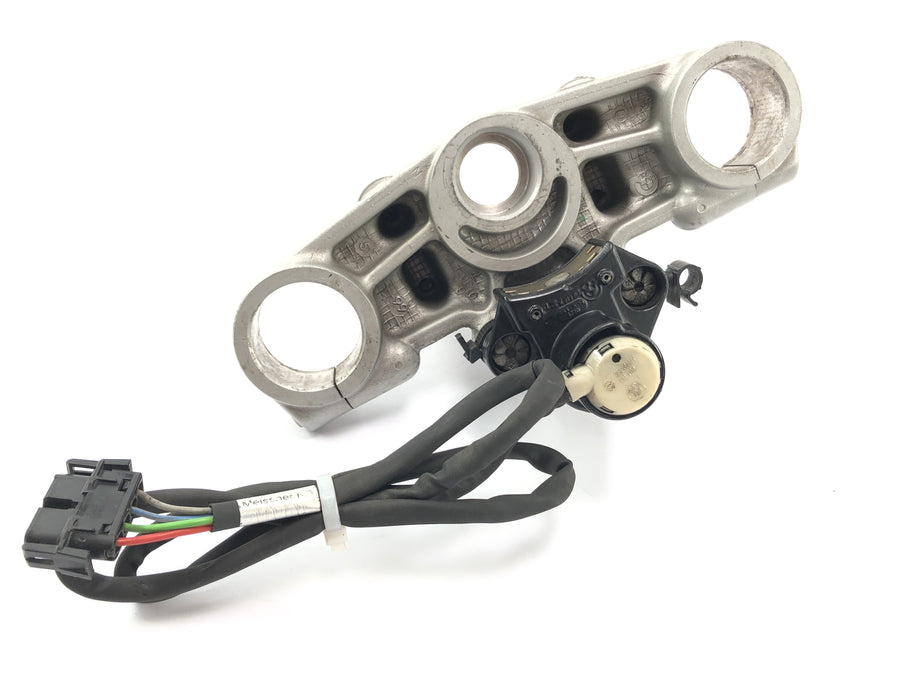 BMW F 650 GS R13 [2002] - serrurier avec pont de fourche vers le verrou d'allumage du verrouillage du réservoir supérieur