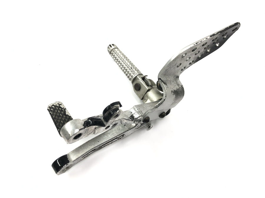 Yamaha YZF R1 RN04 [2001] - Footrest system, driver's footrest on the right with brake pedal