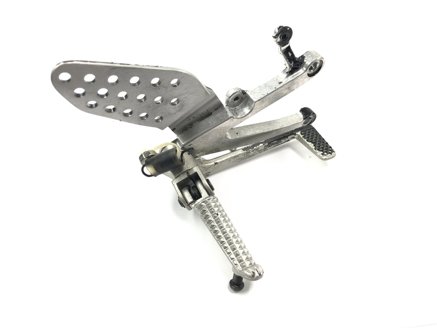 Yamaha YZF R1 RN04 [2001] - Footrest system, driver's footrest on the right with brake pedal