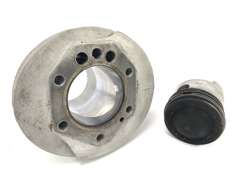 Moto Guzzi V7 Special [1971] - Cylinder with piston on the right