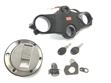Aprilia RST 1000 Futura [2002] - serrurier avec pont de fourche au-dessus de l'ensemble de touches de couvercle du réservoir de verrouillage d'allumage