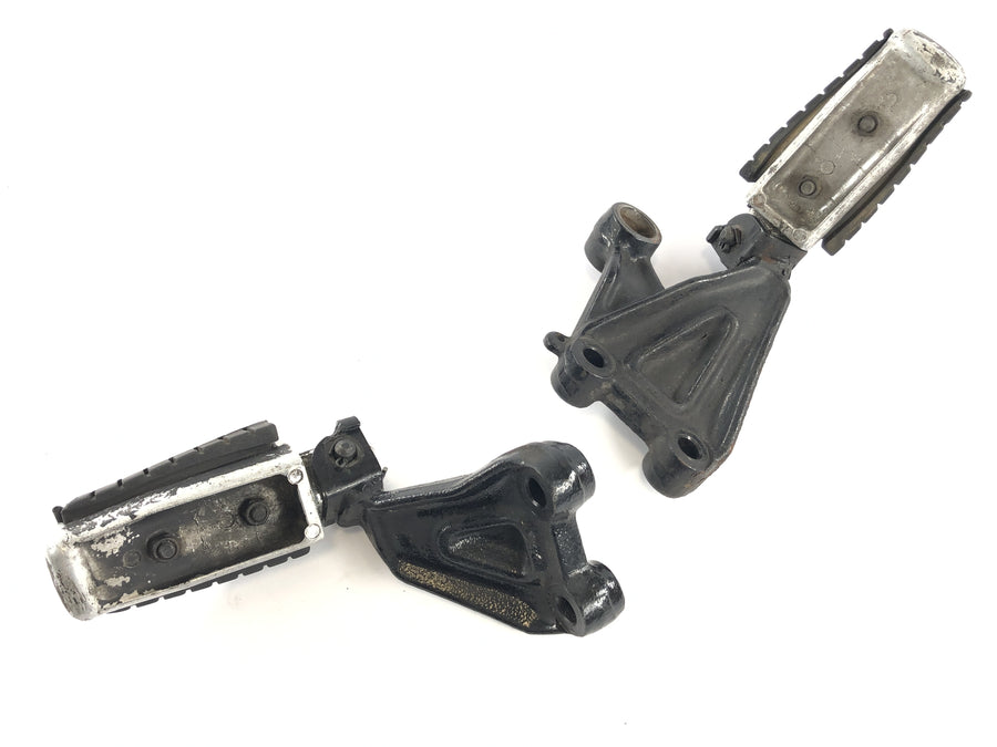 Yamaha V Max 1200 2we [1996] - driver's footrests with holder to the left and right footrest