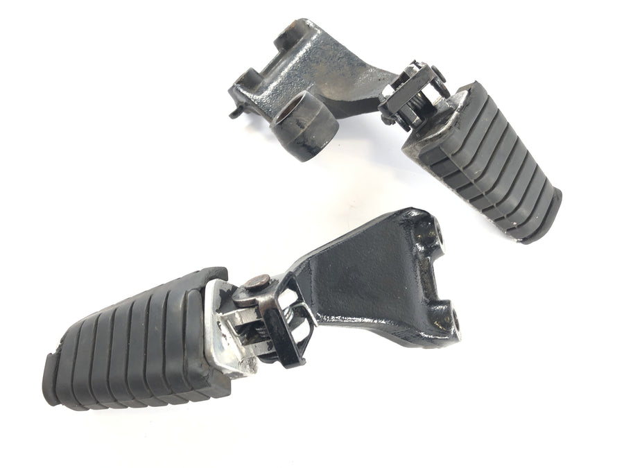 Yamaha V Max 1200 2we [1996] - driver's footrests with holder to the left and right footrest