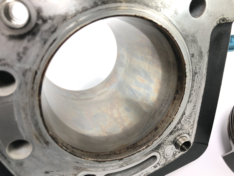 Moto Guzzi Stelvio 1200 8V [2016] - cylindre avec piston à droite