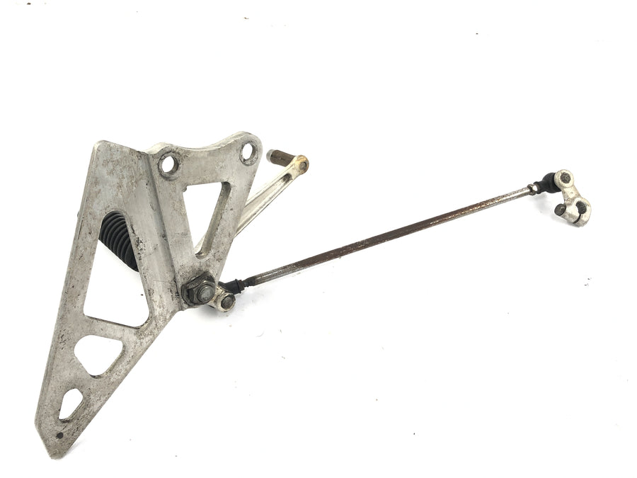 Suzuki GSX R 1100 GV73B [1990] - driver's footrest with switching pedal and rod