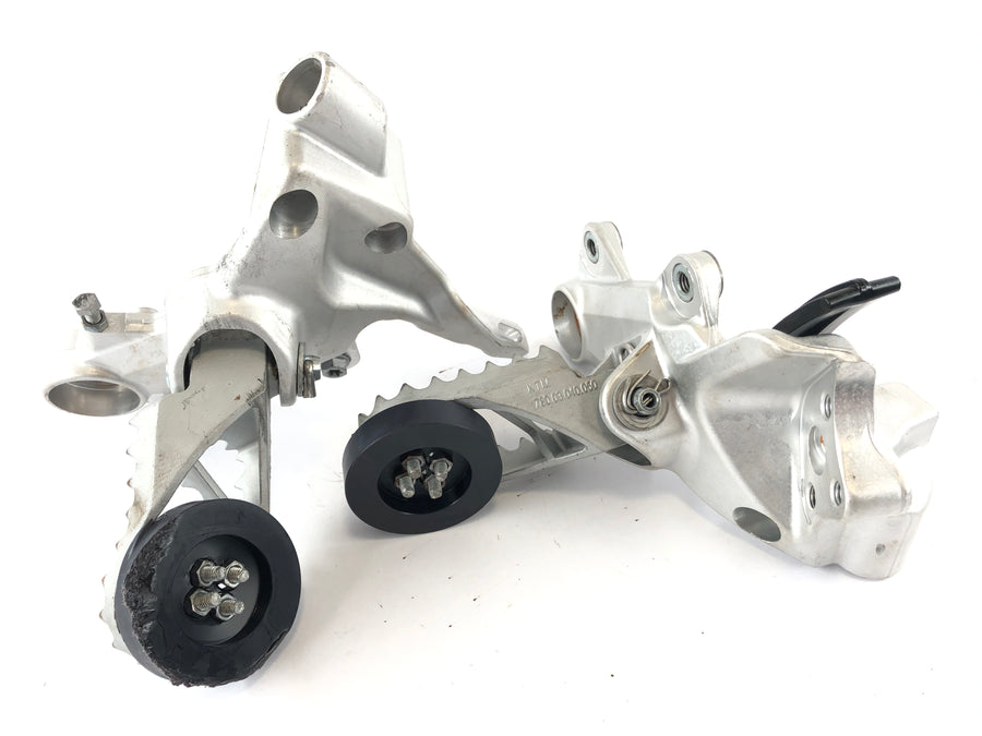 Husqvarna 701 Supermoto [2019] - Fahrefußrasten rechts und links mit Halter