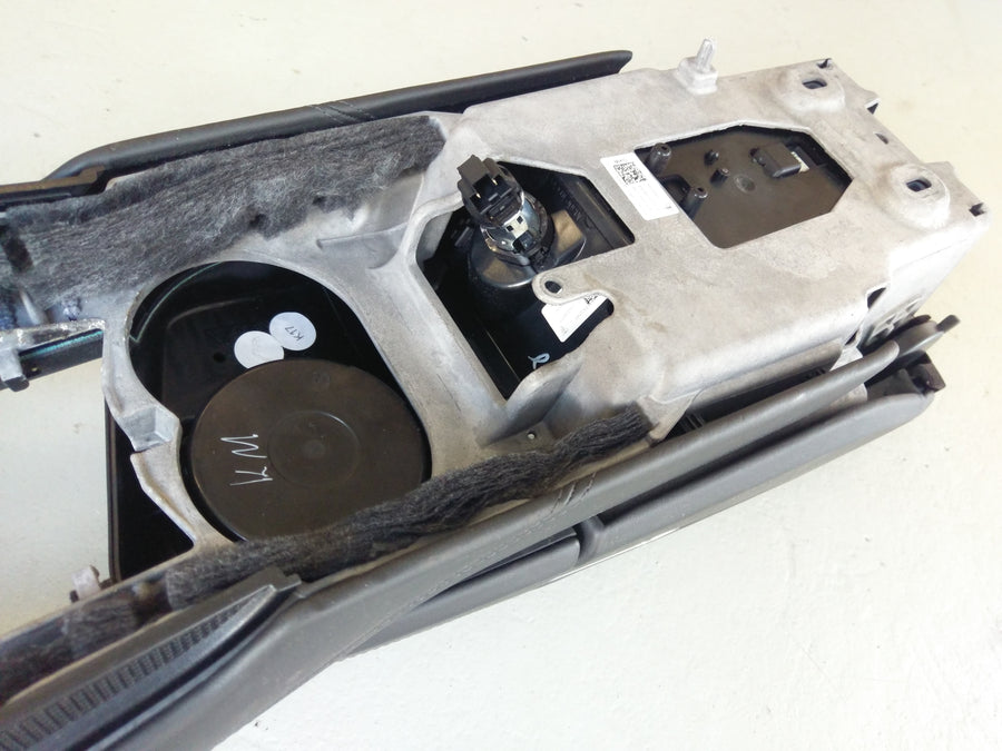 Porsche Panamera Turbo [2010] - Mittelkonsole vorne schwarz Leder Armlehne