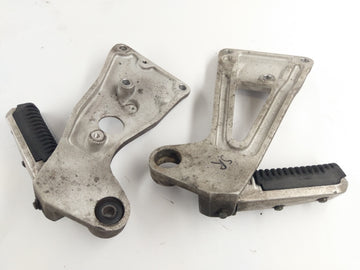 Suzuki GSXR 1100 GV73A [1992] - Footrests Passenger footrests with bracket - 0